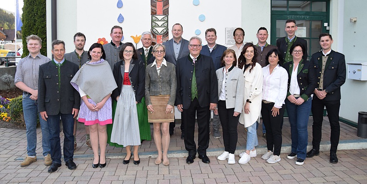 Gemeinderat mit GemeindemitarbeiterInnen